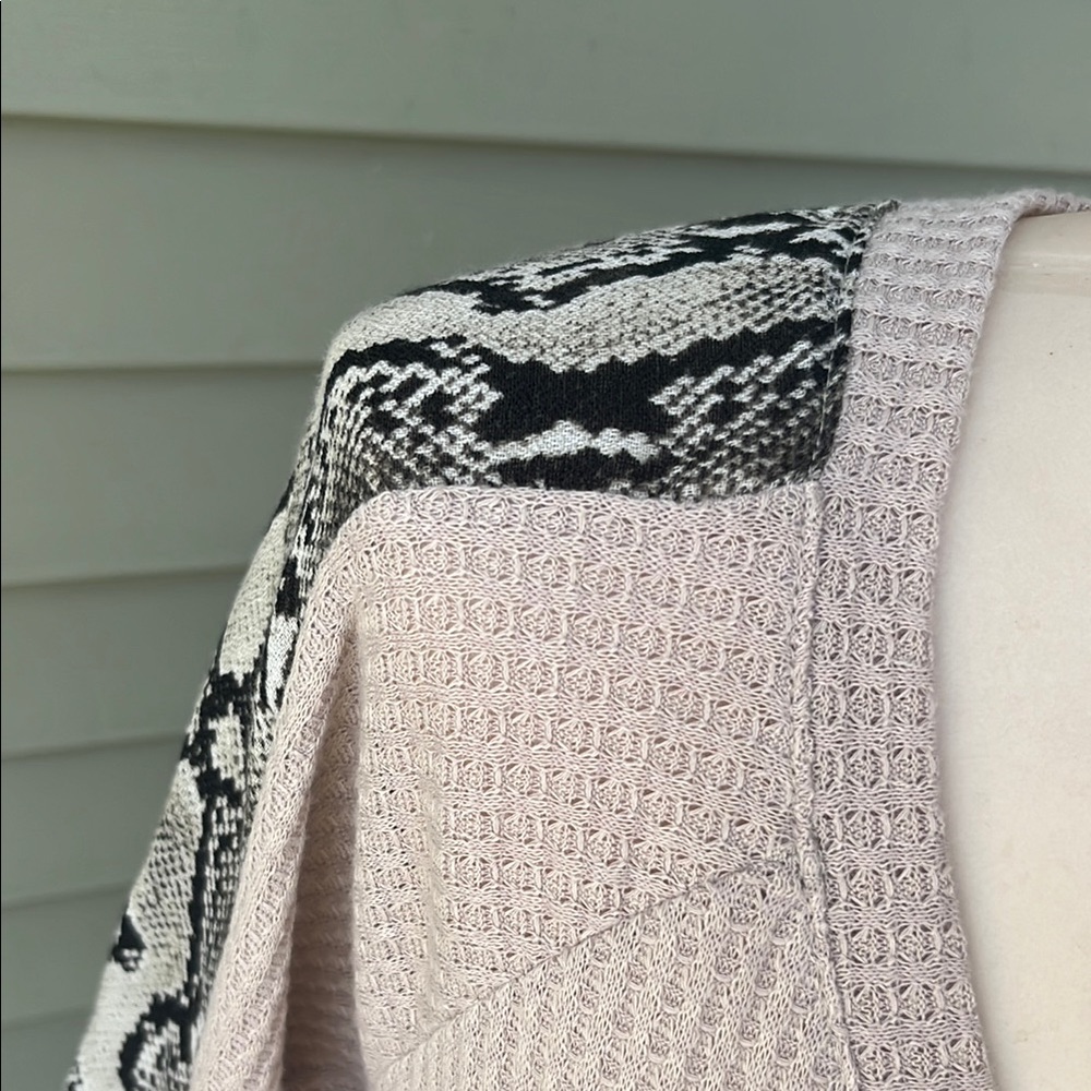 Extremely soft Hailey & Co python print blouse - Picture 5 of 13